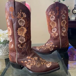 EUC🌻 MACIE BEAN Floral Embroidered Cowboy Boots